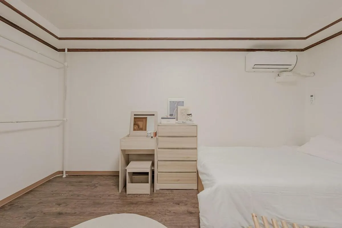 201 Cheongdam Full-Furnished Premium Villa 3 Room Seoul 0*,